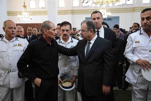 وزير الداخلية يتقدم الجنازة العسكرية لشهيد الشرطة بطريق الأوتوستراد