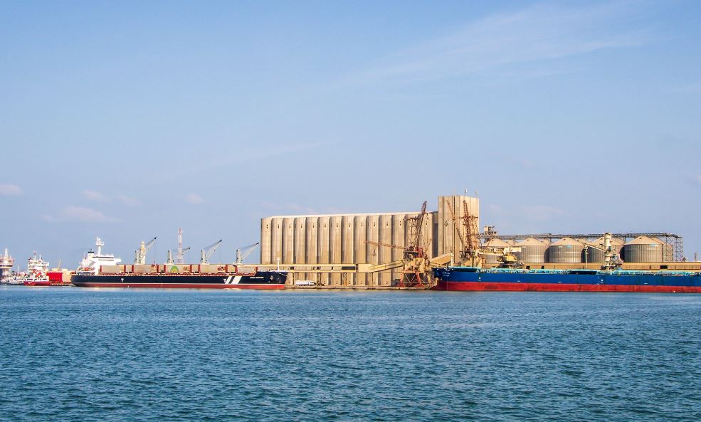 ميناء دمياط يستقبل 65 ألف طن قمح على متن سفينة قادمة من روسيا 