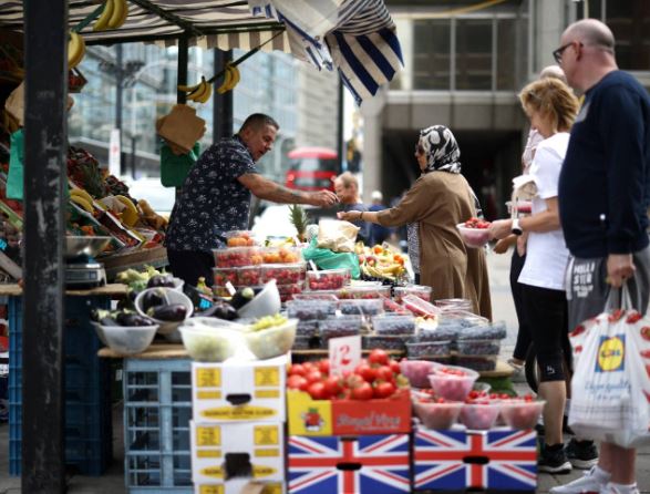 تقرير: أكبر صدمة تضخم في عقود تدفع سكان بريطانيا إلى الادخار 