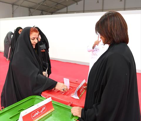 قرينة عاهل البحرين أثناء إدلائها بصوتها