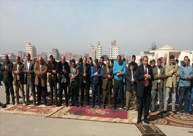 رئيس جامعة بني سويف يؤم المصلين بصلاه الغائب على وفة طالبين بالجامعة فى حادث بالطريق الصحراوى الشرقى