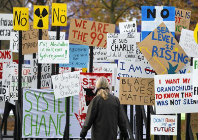 لافتات وضعها محتجون على تغيّر المناخ، قبل المؤتمر في مدينة بون الألمانية