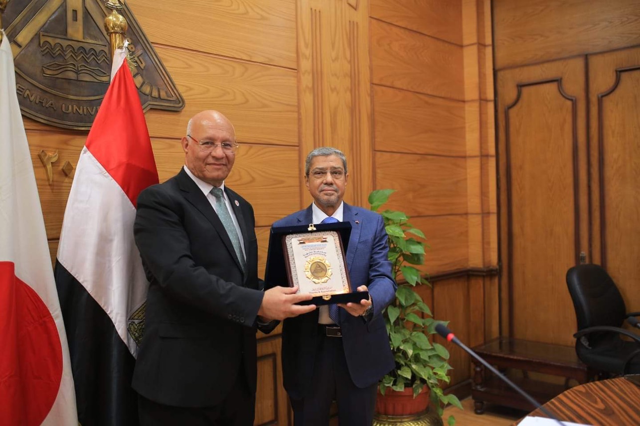 الدكتور جمال سوسة رئيس جامعة بنها يكرم المهندس ابراهيم العربى