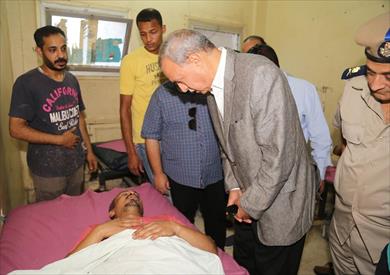 محافظ قنا يطمئن على المصابين