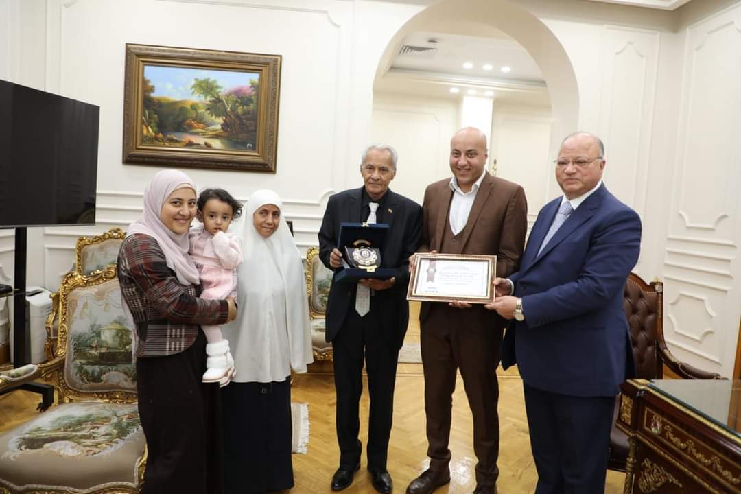 محمد سعد الدين علي أثناء التكريم من محافظ القاهرة