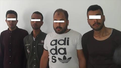 المتهمين بعد إلقاء القبض عليهم