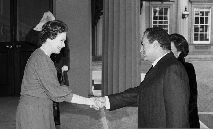 الرئيس المصري السابق حسني مبارك والملكة إليزابيث