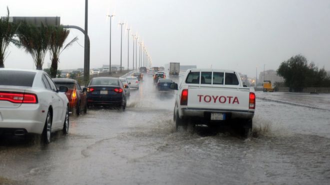 ارتفع منسوب المياه في الكثير من الأنفاق والشوارع والطرقات الرئيسية في مدينة جدة