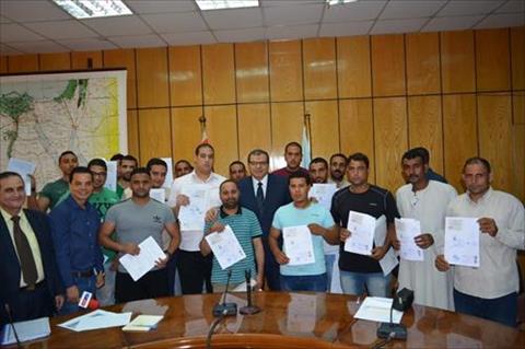 وزير القوى العاملة يسلم 27 عاملا عقودا للعمل بإحدى دول الخليج