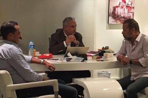 شريف منير يستمع الى شرح من شريف الشناوى بحضور عمرو كمال