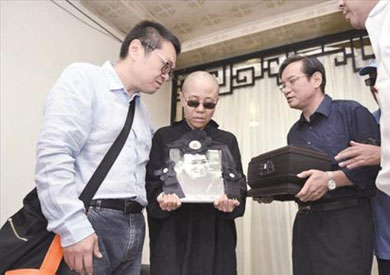 أرملة المعارض الصيني الراحل تبكي أمام جثمان زوجها