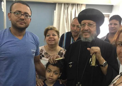 أسقف شبرا الخيمة يزور مصابي «أتوبيس المنيا»