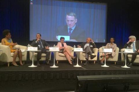 جانب من الندوة النقاشية التي شارك فيها وزير الإسكان