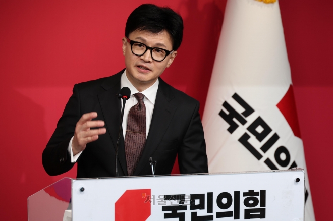 هان دونج هون، زعيم حزب سلطة الشعب الحاكم في كوريا الجنوبية