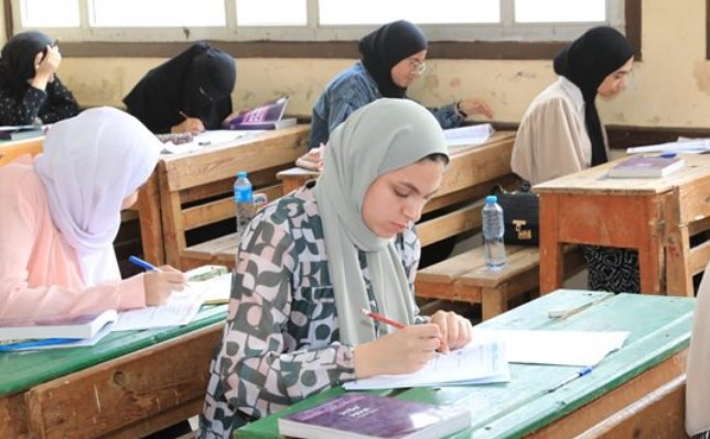 التعليم تحقق في تداول امتحاني الكيمياء والجغرافيا على صفحات الغش الإلكتروني - بوابة الشروق