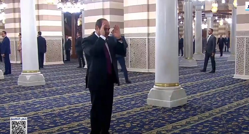 الرئيس السيسي يؤدي التحية خلال افتتاح مسجد السيدة زينب بعد تطويره