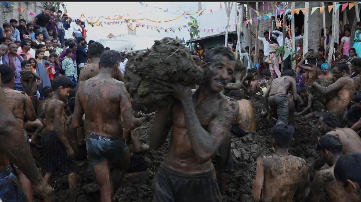 فيديو.. تراشق الهنود بروث الأبقار ضمن مهرجان غور هابا الديني - بوابة الشروق  - نسخة الموبايل