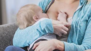 سيدة بريطانية أكدت عدم إصابة طفلتها بالأمراض لأنها مازالت ترضعها في سن الخامسة