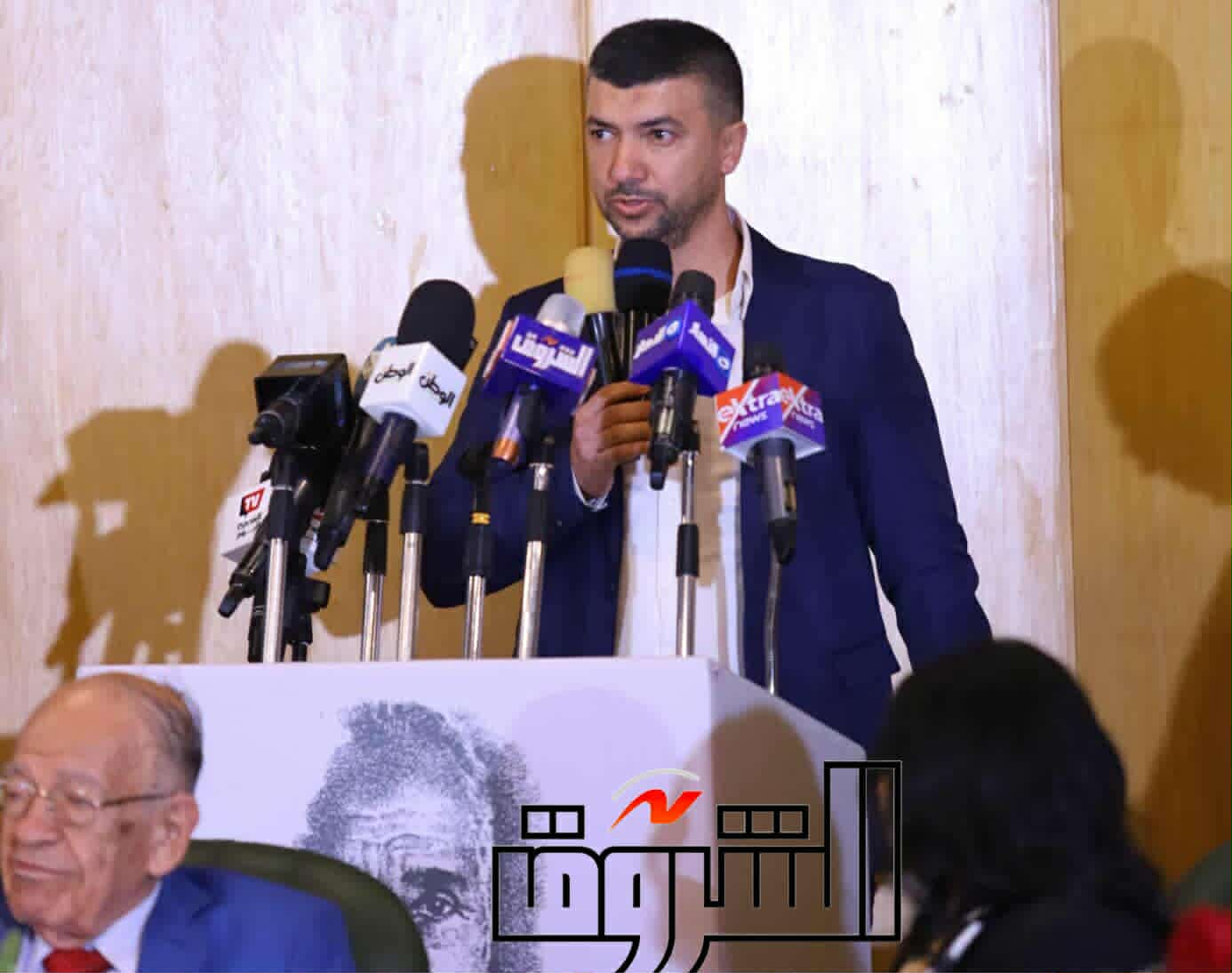 شقيق الصحفي الفلسطيني يحيى اليعقوبي أثناء تسلمه جائزة هيكل للصحافة العربية عن التغطية الميدانية لحرب الإبادة في غزة باحتفالية جوائز مؤسسة محمد حسنين هيكل للصحافة العربية - تصوير: دنيا يونس