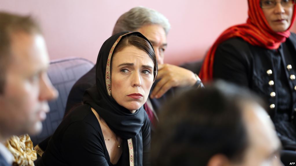 رئيسة الحكومة النيوزيلندية جاسيندا آردرن تعزي أقارب الضحايا