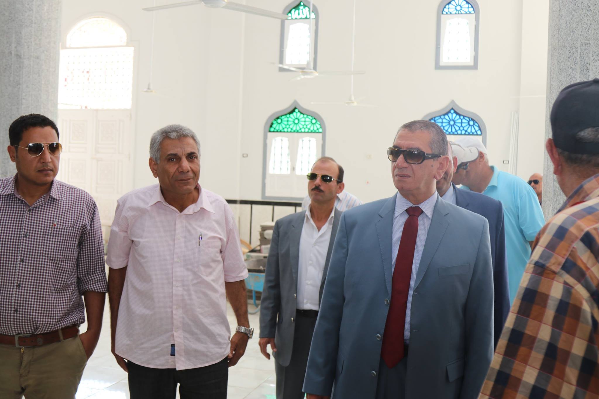 المحافظ أثناء تفقد الأعمال داخل المسجد