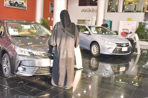 اقبال متزايد من النساء في السعودية على شراء السيارات