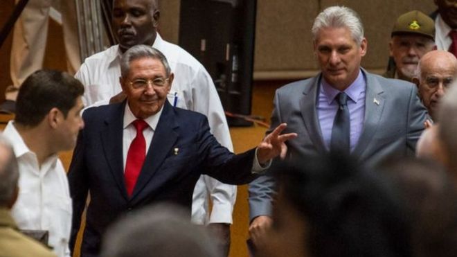 راؤول كاسترو (يسار) سيبقى في الصورة بينما يتولى ميغيل دياز (يمين) مقاليد الحكم