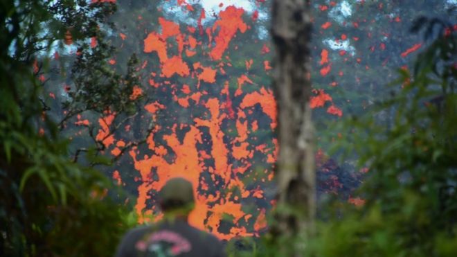 منازل عدة تعرضت للدمار مع اندفاع الحمم البركانية لتصل إلى ارتفاع 30 مترا