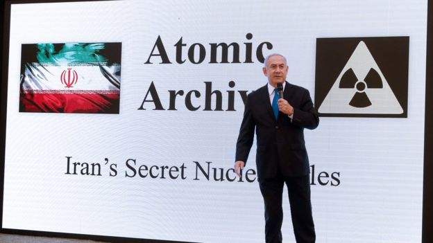 نتانياهو خلال عرضه لما وصفه بالنشاط النووي السري لإيران في وزارة الدفاع الاسرائيلية عام 2018