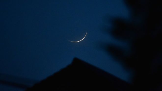 رؤية هلال الشهر الجديد، سواء بالعين المجردة أو الأدوات الفلكية، هي التي تحدد بداية كل شهر هجري، ومن ثم أوقات الشعائر والمناسبات