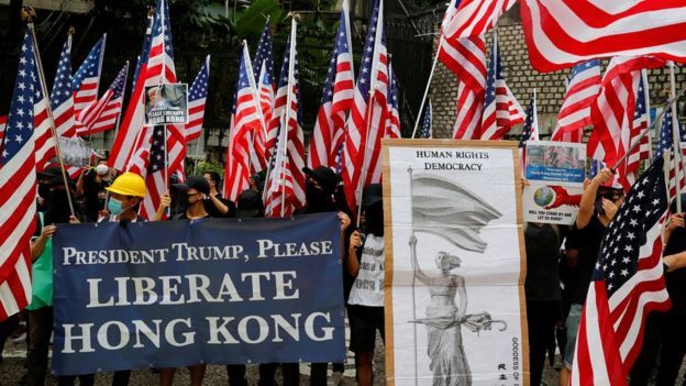 محتجون في هونج كونج يرفعون الأعلام الأمريكية