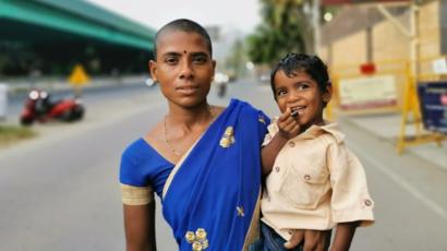 سيدة هندية تبيع شعرها مقابل دولارين لتطعم أطفالها