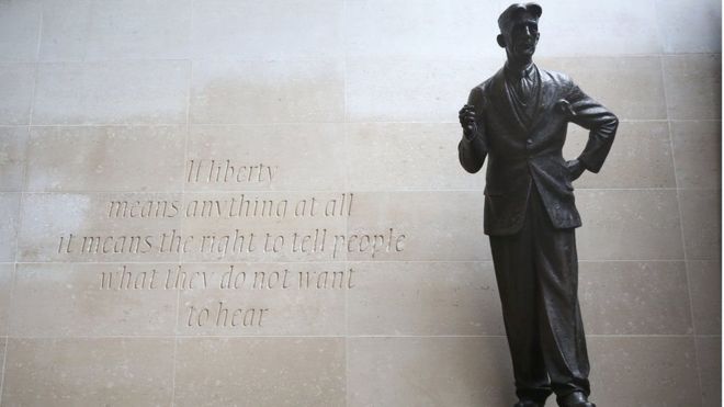 تمثال جورج أورويل في باحة مقر بي بي سي