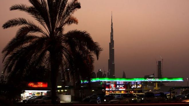 السعودية والإمارات تفرضان ضريبة قيمة مضافة 5 في المائة على العديد من السلع والخدمات
