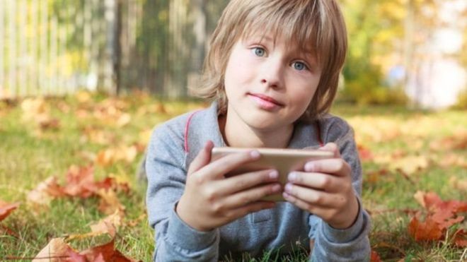 قال التقرير إن انتشار الهواتف النقالة جعل وصول الأطفال للإنترنت أقل خضوعا للرقابة