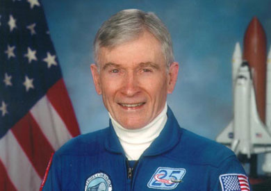 رائد الفضاء الأمريكي جون يونج