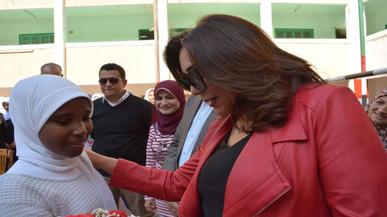 الطفلة مع محافظ دمياط