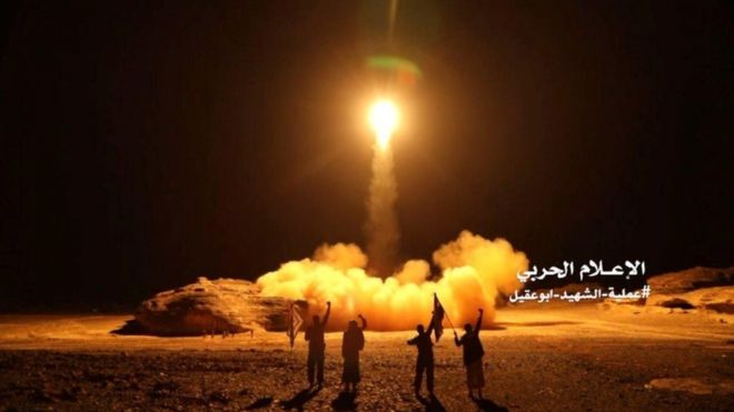 صورة للحوثيين يطلقون صاروخا باليستيا على السعودية في شهر مارس/آذار الماضي