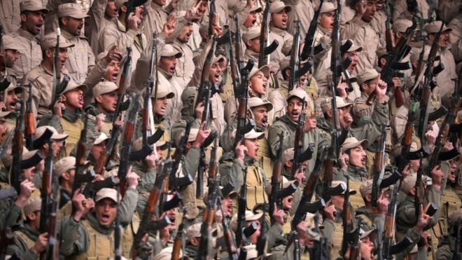 مقاتلون من قوات الدفاع عن النفس ذات القيادة الكردية يستعرضون أسلحتهم تجمع نُظم في الحسكة، شمال شرقي سوريا.