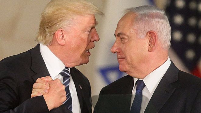 قوبل قرار ترامب الاعتراف بالقدس عاصمة لإسرائيل بترحاب شديد من رئيس الوزراء الإسرائيلي بنيامين نتانياهو