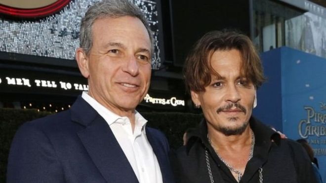 جوني ديب ورئيس ديزني بوب إيغر يحضران العرض الخاص للجزء الجديد من سلسلة "قارصنة الكرايبي"