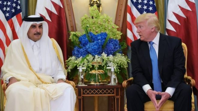 الرئيس الأمريكي وأمير قطر في قمة الرياض 21 مايو/آيار 2017