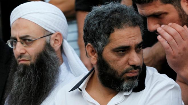 انضم فضل شاكر (يمين) في عام 2013 إلى صفوف جماعة إسلامية مسلحة يرأسها الشيخ أحمد الأسير (يسار)