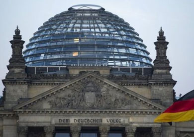 استخدم الصينيان التحية النازية خارج مقر البرلمان الألماني في العاصمة برلين