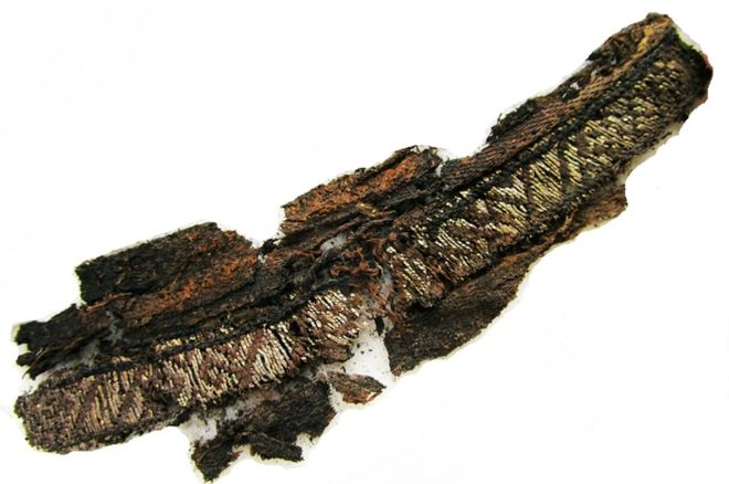 بقايا نسيج من خيوط الحرير والفضة مكتشف في السويد
