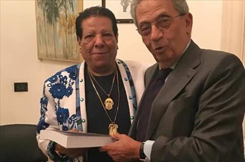 عمرو موسى يهدي نسخة من «كتابيه» لشعبان عبد الرحيم