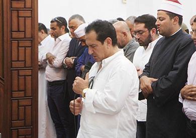 الفنان محمد ثروت يقيم صلاة الجنازة على جثمان والدته
