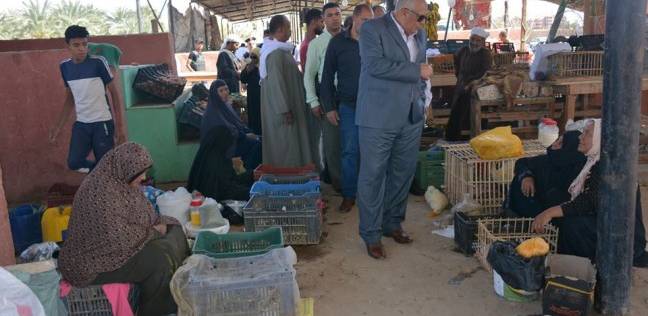 المحافظ أثناء تفقده السوق