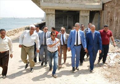 المحافظ اثناء جولته التفقدية