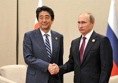 رئيس الوزراء الياباني شينزو آبي مع الرئيس الروسي فلاديمير بوتين